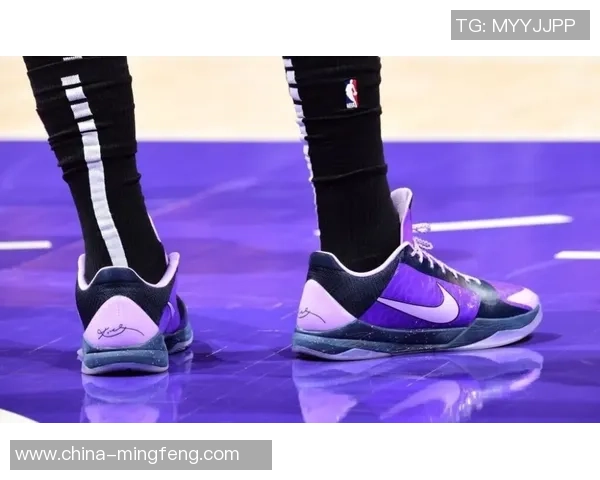 足球明星为何偏爱带鞋带的球鞋设计与性能分析